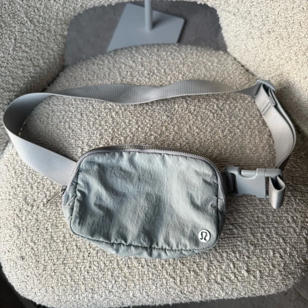 Lululemon Everywhere Belt Bag - Picture 3 of 8